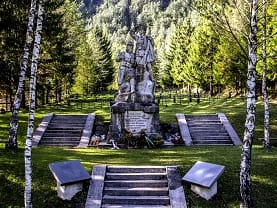 spomenik Log pod_Mangrtom